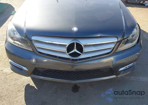 2013 Mercedes-Benz C 250 Sport z USA, uszkodzony, nr VIN WDDGF4HB2DA852950